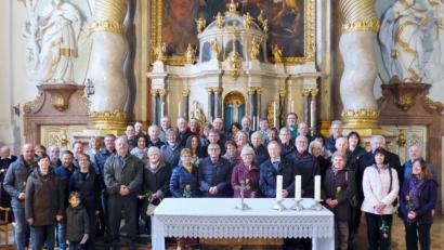Bild: Ernst Schalanda/exb
Die Ehejubilare mit Pfarrer Markus Flasinski und Diakon Franz-Josef Reck (hinten, rechts) vor dem Hochaltar.