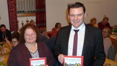 Bild: Portner
Heidi Schmid, Leiterin des Kreisgartenamtes stellte zusammen mit Landrat Thomas Ebeling das Programm 2020 beim Gebietstreffen der Gartenbauvereinsvorstände vor.