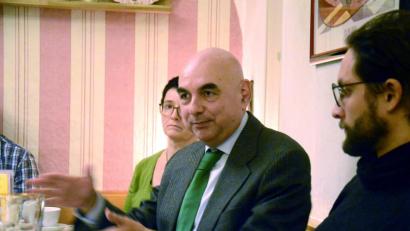 Bild: Kunz
Jürgen Mistol erklärt den Umverteilungsschlüssel der bayerischen Steuergelder für die Kommunen, zu denen auch die Bezirke zählen.