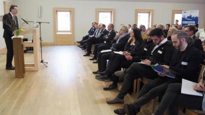 Bild: Bühner
Die Eröffnungsansprache des Fachtags Fachkräfteeinwanderung hält 
IHK-Hauptgeschäftsführer Dr. Jürgen Helmes.