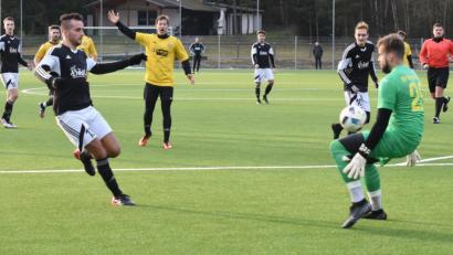 Bild: gb
Der einzige Lichtblick für den SV Mitterteich im Vorbereitungsspiel gegen den SV Poppenreuth: In der 24. Minute schoss Daniel Lauterbach frei vor Torwart Dominik Bejdak zum zwischenzeitlichen 1:1 ein. Am Ende kassierte der Landesligist gegen den Bezirksliga-Vertreter eine peinliche 1:5-Pleite.