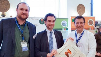 Bild: exb
Auch der Landtagsabgeordneter Stephan Oetzinger (Mitte) besucht im Maximilianeum den Infostand seines „Heimat-Naturparks“ Nördlicher Oberpfälzer Wald. Geschäftsführer Stefan Härtl (Links) und Stellvertreter Bernd Stengl (rechts) informieren ihn über die aktuellen Projekte und Planungen.