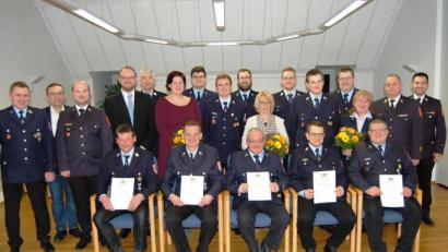 Bild: sm
Das Feuerwehr-Ehrenzeichen in Gold und Silber gab es für Stefan Eiberweiser , Bürgermeister Ernst Schicketanz, Vorsitzendem Wolfgang Müller, Markus Schmidhuber und Artur Richtmann (sitzend von links). Außerdem gab es einige Beförderungen.