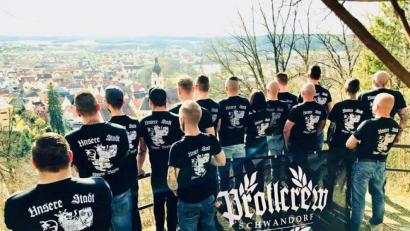 Bild: Quelle Facebook
Zwei Konzerte mit Bands aus rechten Szene, eines in Klardorf und eines in Steinberg am See, hat Prollcrew organisiert. Zwei Lokale in Schwandorf gelten als Treffpunkt, der inzwischen vom Verfassungsschutz beobachteten Gruppe.