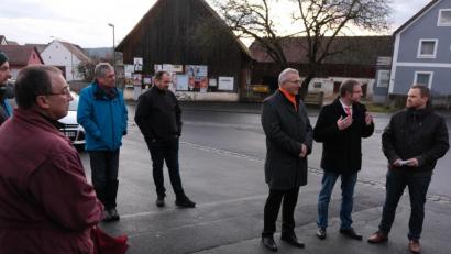 Bild: usc
Dorferneuerung und Straßenausbaugebühren sind Themen der Freien Wähler beim Gedankenaustausch mit dem Landtagsabgeordneten Wolfgang Hauber (links). Mit dabei FW-Landratskandidat Hans Martin Grötsch (Mitte) und der Freudenberger FW-Vorsitzende Matthias Demel (rechts), der zum Ortstermin nach Aschach eingeladen hatte.