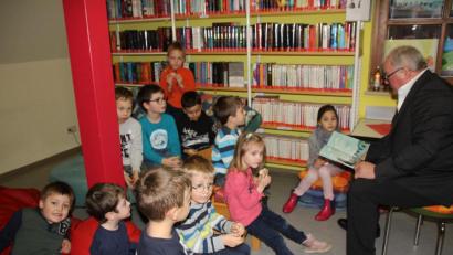 Bild: frd
Vermutlich zum letzten Mal als Bürgermeister las Heinz Weigl den Kindern vor und tauschte die Stadtratsrunde mit „Ritter Arturs Tafelrunde“ Bild: frd