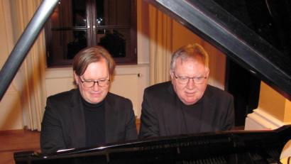 Bild: Brückner
Zwei perfekte Meister zu vier Händen an einem Flügel beim Kammermusikkonzert im Harmoniesaal des alten Abtschlosses in Waldsassen: Markus Bellheim (links) und Edgar Krapp.