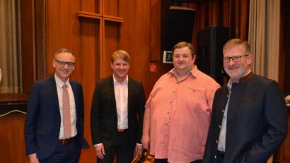 Bild: pz
Bürgermeister Bernd Sommer, Moderator Jürgen Meyer, Helmut Zeitler und Johann Wurm (von links) vor dem Beginn der Podiumsdiskussion im Jugendheim.