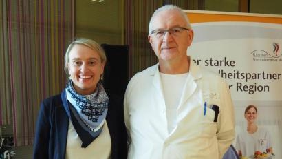 Bild: Bühner
Die Medizinische Direktorin Michaela Hutzler stellt den Referenten Chefarzt Professor Karl-Heinz Dietl vor.