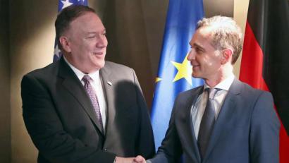 Bild: Michael Dalder/Reuters Pool /dpaa
US-Außenminister Mike Pompeo (links) und sein deutscher Amtskollege Heiko Maas begrüßen sich sich bei einem bilateralen Treffen im Rahmen der Münchner Sicherheitskonferenz.