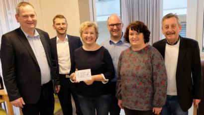 Bild: u
Dank Bertls legendärer Karpfen kann die Massenrichter CSU an Birgit Seidl, die Leiterin der Solitären Tagespflege eine 1000-Euro-Spende übergeben (von links): die CSU-Ortsvorsitzender Josef Luber (Massenricht) und Christian Gnan (Ehenfeld), Tagespflege-Leiterin Birgit Seidl, der Vize der CSU Massenricht Dieter Kohl, Martina Schiffl und Vorsitzender Werner Schulz vom Förderkreis Altenhilfe.