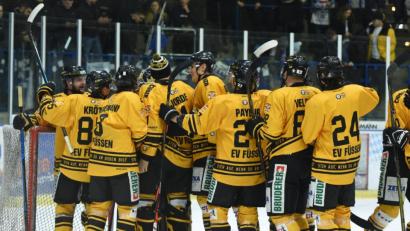 Bild: gb
Füssener Jubel in Weiden: Die Blue Devils unterlagen den Allgäuern nach einer 4:1-Führung noch mit 4:6.