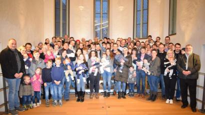 Bild: bnr
Bürgermeister Armin Schärtl (rechts) freute sich, dass wieder so viele Eltern der Einladung der Stadt gefolgt sind. An 36 Buben und 33 Mädchen konnte er die "Storchenprämie" in der Spitalkirche übergeben.