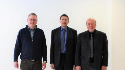 Bild: Stiftland-Gymnasium/exb
Oberstudienrat Sascha Häcker, Koordinator für berufliche Orientierung (links), und Schulleiter Oberstudiendirektor Georg Hecht (recht) dankten Helmut Wahl für seine Ausführungen.