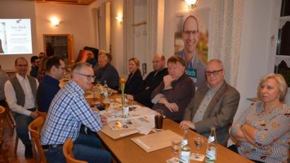 Bild: jr
Etwa 30 Zuhörer waren am Samstagabend zur Wahlveranstaltung der Freien Wähler in den Schaumberger-Saal gekommen.