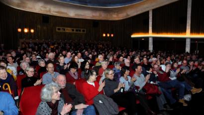 Bild: Stephan Huber
Applaus für die Projekthilfe Dr. Luppa und Socialis for The Gambia: Die beiden Vereine sorgen mit ihrem Afrikanischen Kinoabend im Ring-Theater für Begeisterung beim Publikum.