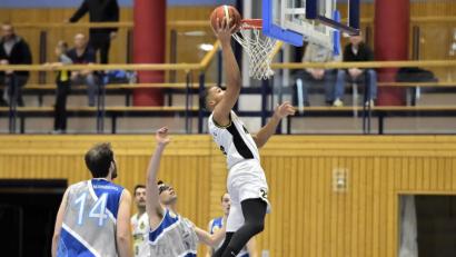 Bild: Hubert Ziegler
Nabil Derman,. einer der Amberger Nachwuchsbasketballer, mit Zug zum Korb.
