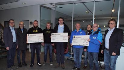 Bild: mmj
Im Verwaltungsgebäude von Irlbacher Blickpunkt Glas übergaben die Geschäftsführer Stephan (links) und Günter Irlbacher (rechts) an Pfarrer Wolfgang Dietz (Mitte) für die Kirchenstiftung), Sepp Zwick (Zweiter von rechts) für den WSV und Sandro Petschler (Dritter von links) für den JMC mit symbolischen Schecks die Spenden.