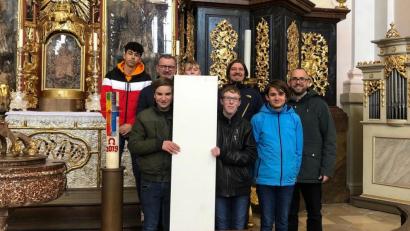 Bild: Bild: exb – Mittelschule Wiesau
Gemeinsam mit den Schülern der 9. Mittelschul-Klasse haben Berufsschullehrer Andreas Büttner (rechts) und Mittelschullehrer Matthias Burger (3. von rechts), Stadtpfarrer Thomas Vogl (3. von links) in der Basilika besucht, um die ersten Entwürfe für eine Taufstele vorzustellen. Vorausichtlich wird sie dort ab Ostern 2020 zu sehen sein.