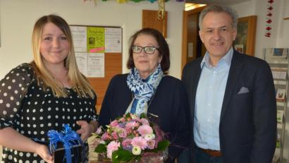 Bild: jr
Ende Februar scheidet Gudrun Brill (Mitte) als Familienbeauftragte der Stadt Mitterteich aus. Ihre Nachfolgerin wird Sabine Frank. Bürgermeister Roland Grillmeier dankte zum Abschied mit Blumen, zum Einstand gab es ein Porzellanpräsent.