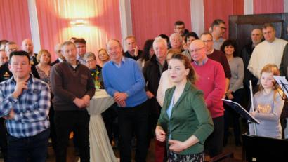 Bild: do
Staatsministerin Judith Gerlach sucht bei ihrem kurzweiligen Vortrag in freier Rede im Musikaal des Klosters die Nähe zur Bürgerschaft.