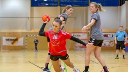 Bild: Günter Uschold (gud)
Carina Hauser (hier im Hinspiel gegen die HSG Pyrbaum/Seligenporten) sorgte mit ihrem Treffer zum 18:17 für den Auswärtserfolg für die Oberviechtacher Handballdamen