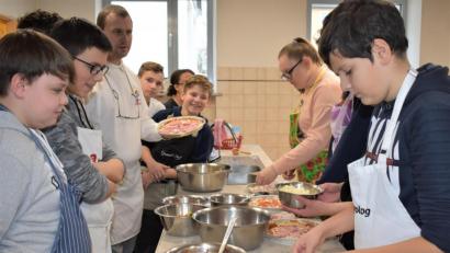 Bild: rgr
Unter dem Motto "Praxis an Mittelschulen" dürften die Achtklässler der Grafenwöhrer Grund- und Mittelschule selber leckere Pizza herstellen.