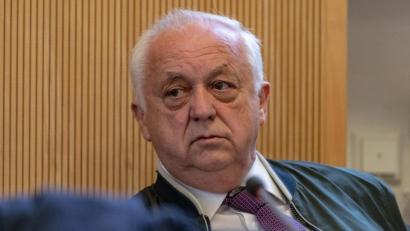 Bild: Armin Weigel/dpa
Norbert Hartl, ehemaliger Fraktionsvorsitzender der SPD im Regensburger Stadtrat, sitzt in einem Gerichtssaal des Landgerichts.