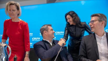 Bild: Peter Kneffel/dpa 
Angelika Niebler (CSU, von links), Markus Söder (CSU), Dorothee Bär (CSU) und Markus Blume nehmen vor Beginn der CSU-Vorstandssitzung ihre Plätze ein.