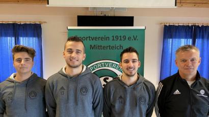 Bild: exb
Landesligist SV Mitterteich meldet drei weitere Vertragsverlängerungen. Von links: David Dobras, Daniel Lauterbach, Kevin Krassa und Sportlicher Leiter Rainer Fachtan.