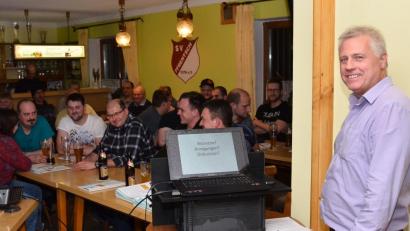 Bild: fjo
Im SV-Sportheim stellt Marktrat Georg Kleber (rechts) das Wahlprogramm der Wählerliste Pfrentsch vor.