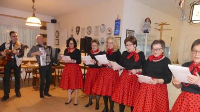 Bild: rn
Das Betreuerteam um Vorsitzende Maria Förster (rechts) sowie die "Hausmusik" mit Werner und Gerd (von links) bereiten den Senioren einen heiteren, geselligen und unterhaltsamen Nachmittag.