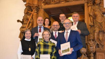 Bild: pz
Die Fachpublikation „Vielfalt in der Einheit - Zisterziensische Klosterlandschaften in Mitteleuropa“ ist am Freitag im Bibliotheksaal Waldsassen vorgestellt worden. In der vorderen Reihe (von links) Äbtissin Laetitia Fech, Projektleiterin Dr. Birgit Kastner und Bürgermeister Bernd Sommer zusammen mit weiteren Beteiligten.