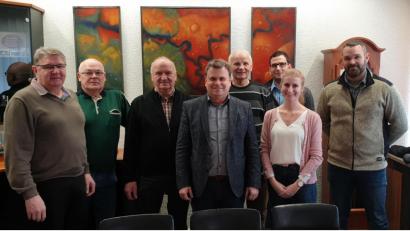 Bild: exb
Bürgermeister Karlheinz Budnik begrüßt die neuen Feldgeschworenen mit (von links) Josef Mauerer, Franz Schneider, Johann Bergler, Karlheinz Budnik, Heinz Helgert, Martin Rettinger, Linda Patzelt, Markus Eckert.