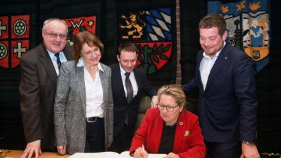 Bild: Gabi Schönberger
Beim Eintrag ins Goldene Buch der Stadt schauen Bundesumweltministerin Svenja Schulze Bezirkstagsvizepräsident Lothar Höher, Landtagsabgeordnete Annette Karl, Bürgermeister Jens Meyer und Bundestagsabgeordneter Uli Grötsch (stehend, von links) über die Schulter.