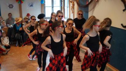 Bild: slh
Die "Dance Chikas überzeugten das gesamte Dorfheim und durften erst nach einigen Zugaben die Bühne verlassen.