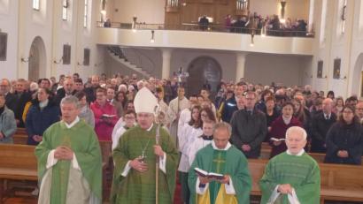 Bild: bk
Mit Bischof Rudolf standen am Altar die Geistlichen Josef Häusler, Varghese Puthenchira und Andreas Schlagenhaufer.