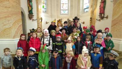 Bild: rfi
Die entzückend kostümierten Kinder gestalten mit der Leiterin des Kinderhauses Manuela Hinkel (hinten, links) und Christine Götz (hinten, rechts) den Faschingsgottesdienst am Sonntag.