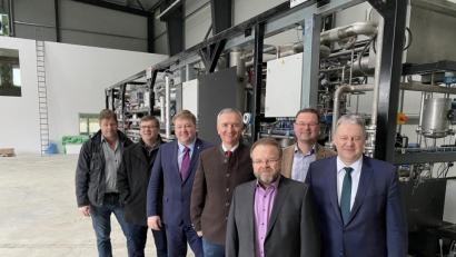 Bild: exb
Wollen das TCR-Verfahren zum Amberg-Sulzbacher Exportschlager machen: Professor Andreas Hornung (vorne) und MdL Harald Schwartz (Dritter von rechts) mit Landrat Richard Reisinger (rechts), Hohenburgs Bürgermeister Florian Junkes (Zweiter von rechts) und (von links) Karl-Heinz Stiegler, Peter Braun (Schmidmühlen) und Stefan Braun (Kastl).