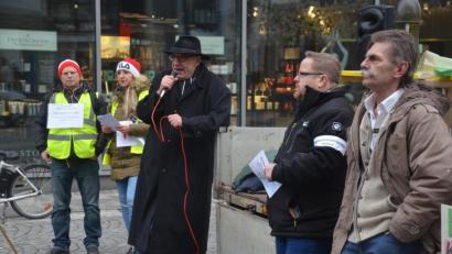 Bild: Kunz
Für Walter Jörg Hoyer (Mitte) ist die Klima-Hysterie nichts als Geldmacherei. Jochen Trepesch (Zweiter von rechts) von der "Anti Volksverarschung" und Helmut Bauer ("Der grüne Schrei") kritisieren öffentliche Geldverschwendung und niedrige Renten.