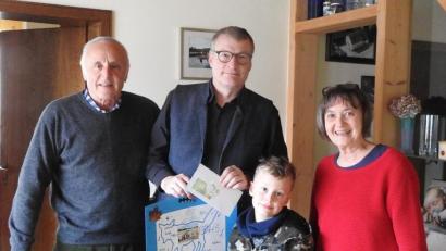 Bild: exb
Uwe Seidel (Mitte) und Max Haseneder vom Rotary Club Schwandorf überreichten Regina Baumann eine Spende für die LBV-Kindergruppe "Schlaufüchse". Mit dabei war auch der siebenjährige Max, ein begeisterter „Schlaufuchs“.