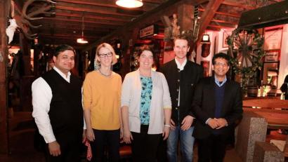 Bild: bsc
Beim Dankeschön-Abend der katholischen Pfarrei Maria Immaculata standen Helfer und Unterstützer im Mittelpunkt. Alexandra Kaßeckert und Andrea Schraml (Zweite und Dritte von links) wurden nach ihrer Ausbildung zum Kommunionhelfer ernannt. Mit ihnen freuten sich (von links) Pater Martin, Carsten Klöble, der Sprecher des Pfarrgemeinderates, und Pfarrer Joseph.
