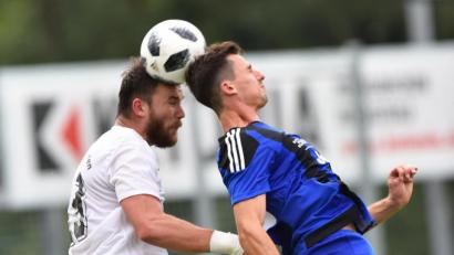 Bild: af
Muskelriss in der Wade: Ludvik Tuma (links) kann bis auf Weiteres keine Kopfballduelle austragen. Die SpVgg SV Weiden hat den Vertrag mit dem Tschechen zunächst auf Eis gelegt.