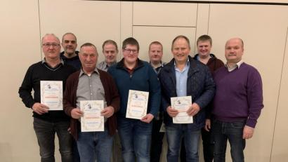 Bild: jr
Mit Landesverbandsnadeln in Silber und Gold wurden mehrere Mitglieder des Kleintierzuchtvereins Mitterteich ausgezeichnet. Im Bild (von links) Fritz Bäcker, Wolfgang Gründl, Hermann Kolb, Gerald Tretter, Stefan Weiß, Karl Weiß, Martin Weiß, Michael Lang und Vorsitzender Ludwig Grillmeier.