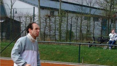 Bild: spl
Marcelo Matteucci, Abteilungsleiter des TC Grün-Rot Weiden, spielt die Bälle zurück und erklärt, warum bisher die Fusion mit dem TC Postkeller scheitert.