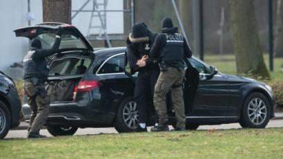 Bild: Uli Deck
Der Verfassungsschutz geht aktuell von rund 12 700 gewaltorientierten Rechtsextremisten aus. Die Polizei stuft bundesweit 53 Rechte als Gefährder ein.