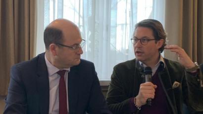 Bild: exb
Bundesverkehrsminister Andreas Scheuer (rechts) sichert CSU-Bezirkschef Albert Füracker Unterstützung bei der Prüfung der Autobahntrasse zu.