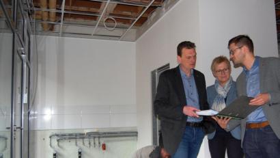 Bild: sm
Bürgermeister Ernst Schicketanz (links) und Schulleiterin Gabriela Reitinger-Maier (Mitte) informieren sich regelmäßig über den Stand der Umbau- und Sanierungsarbeiten. Bauingenieur Matthias Stelzl (rechts) vom Architekturbüro Schultes aus Grafenwöhr ist zuständig für die Planung und Bauausführung.