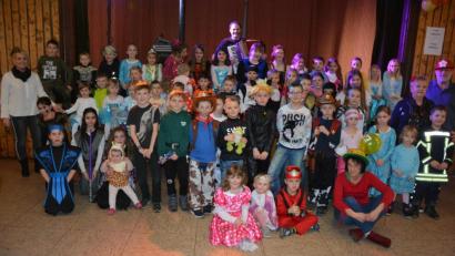 Bild: jr
Viele Masken und Kostüme waren beim Familienfasching am Sonntagnachmittag zu bewundern. Unser Bild zeigt den Großteil der Kinder mit Pfarrseelsorger Benedikt Leitmayr und KAB-Vorsitzender Elisabeth Kien (von rechts).