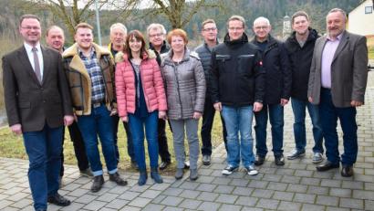 Bild: bö
Der Förderverein der Ersthelfergruppe Hirschwald hat neu gewählt. Johann Seitz (rechts) bleibt ihr Vorsitzender. Dazu gratulierte auch Bürgermeister Florian Junkes (links).